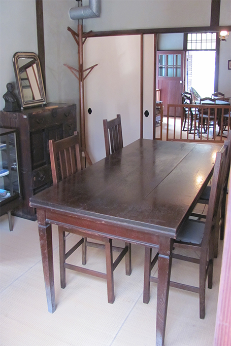 食堂のテーブルと椅子